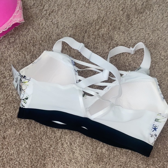 Cute strappy sport bra - Picture 3 of 3